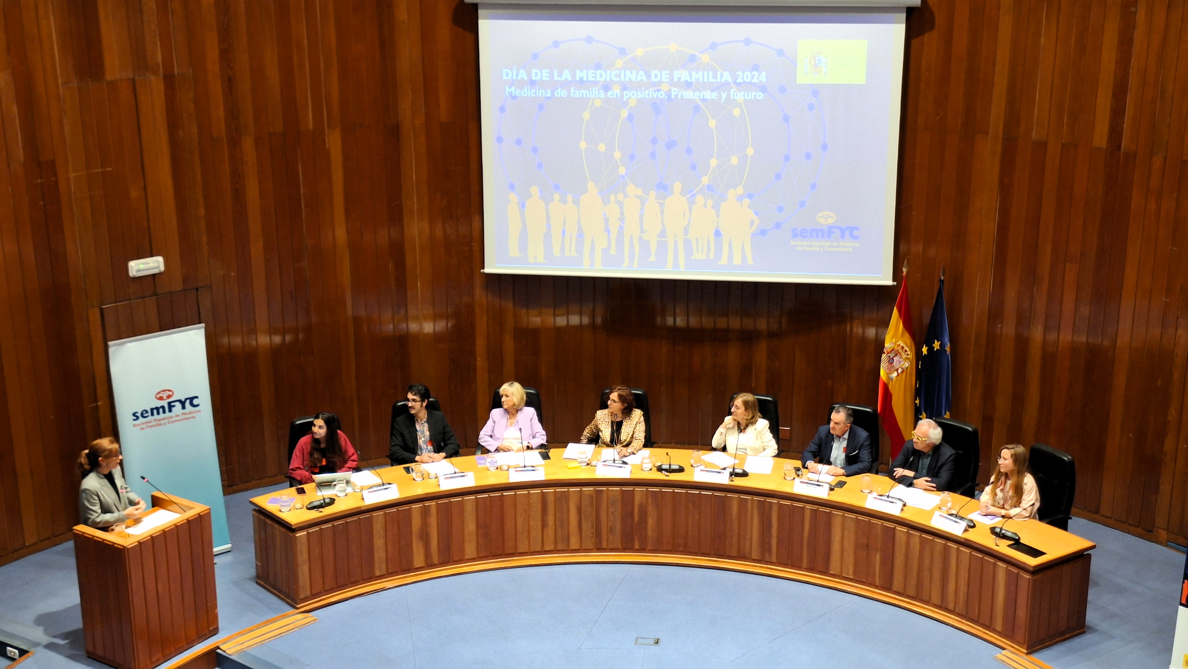 El escenario del encuentro en un momento de la inauguración con el conjunto de intervinientes presentes.